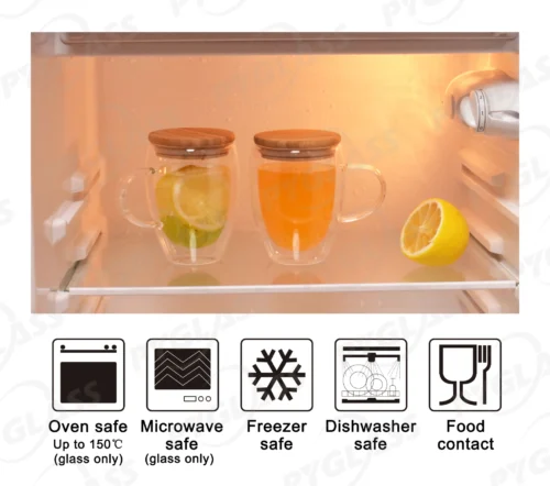 Two double-wall glass mugs with wooden lids containing lime slices and orange liquid placed in a refrigerator. Icons describe their oven, microwave, freezer, dishwasher, and food-safe features.